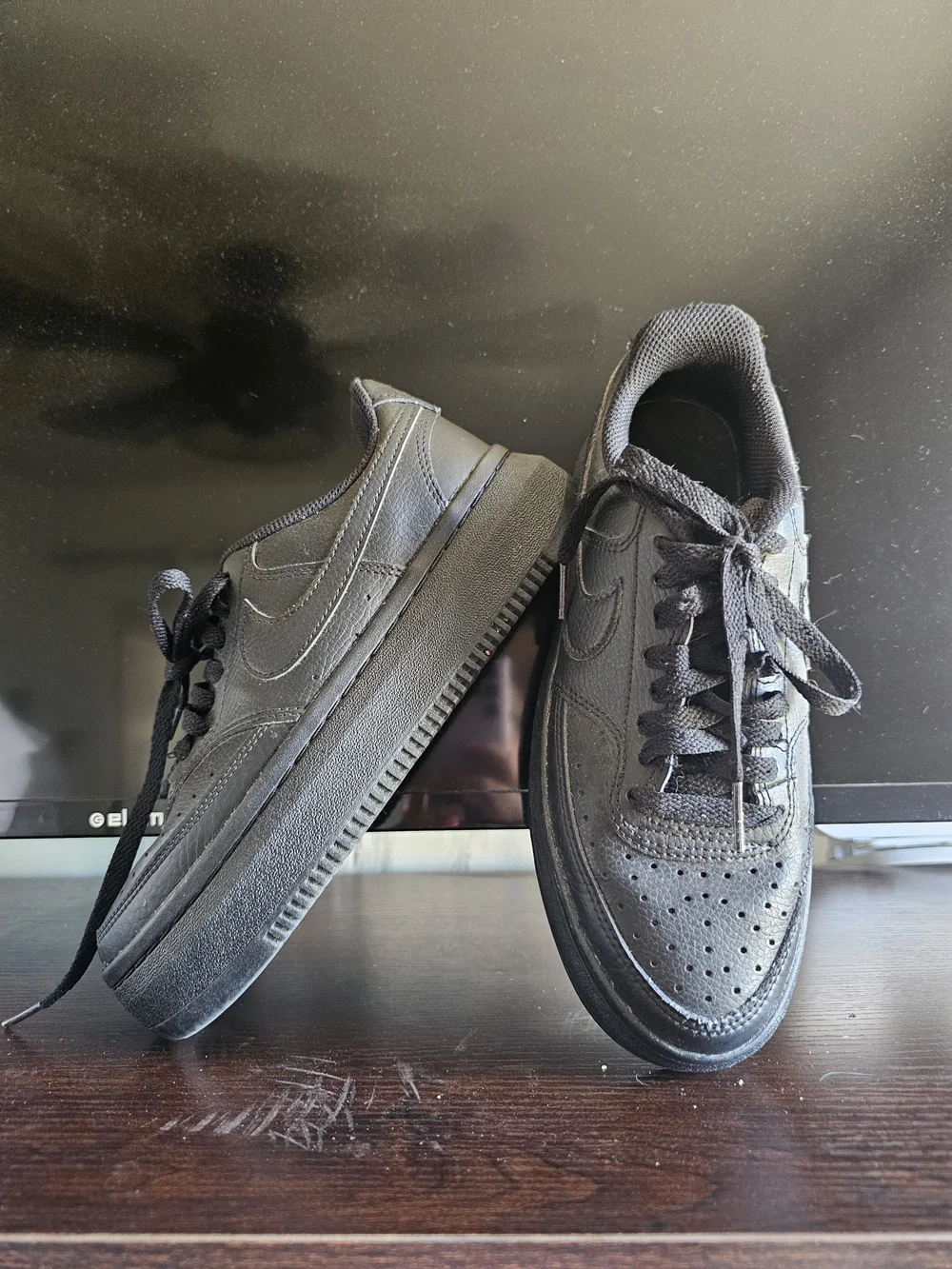 Women's All-Black Low-Top Sneakers - Classic Comfort